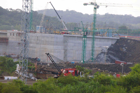 Construction of new locks at Miraflores 378