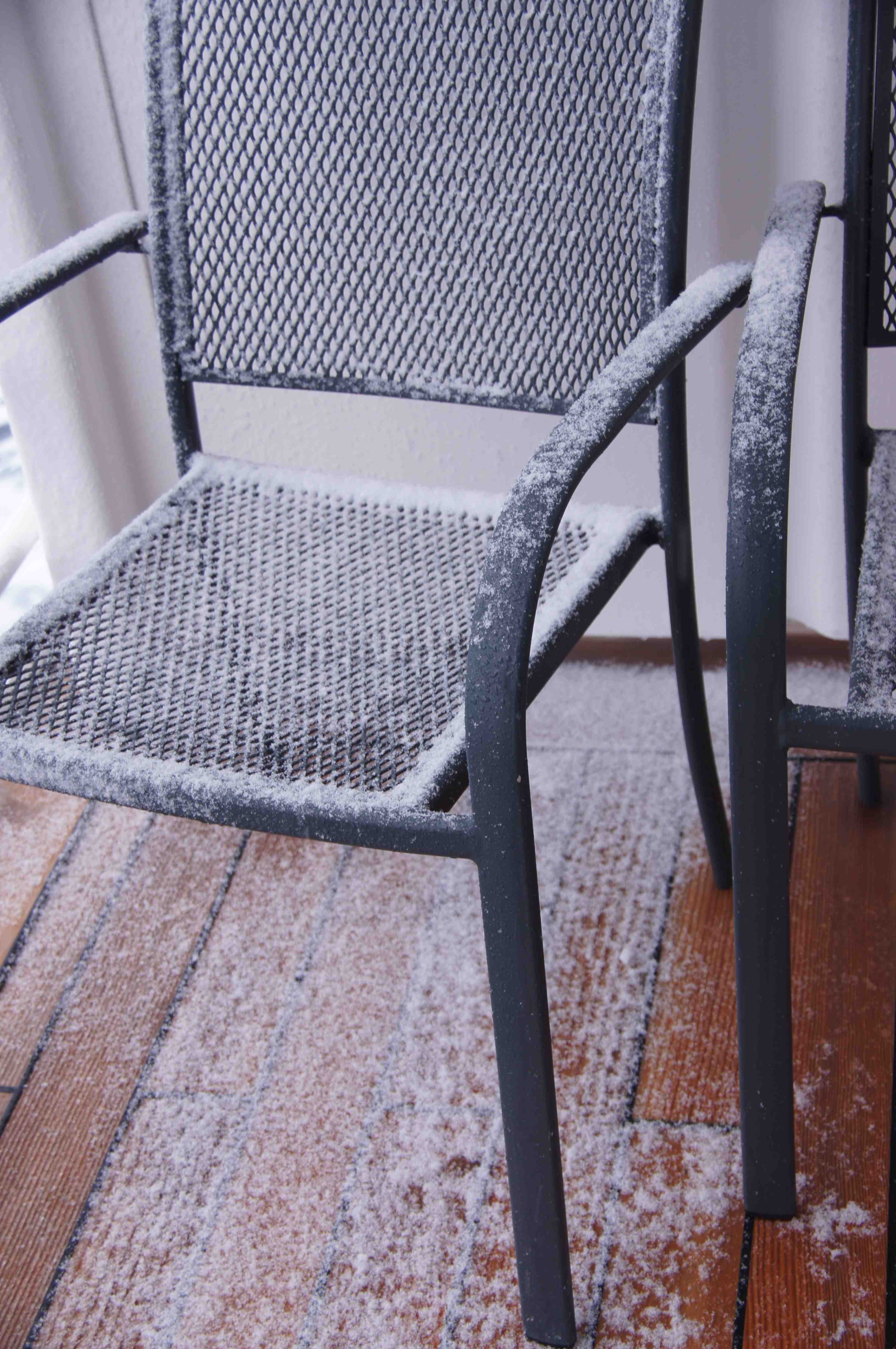 Snow on our patio 2390.jpg
